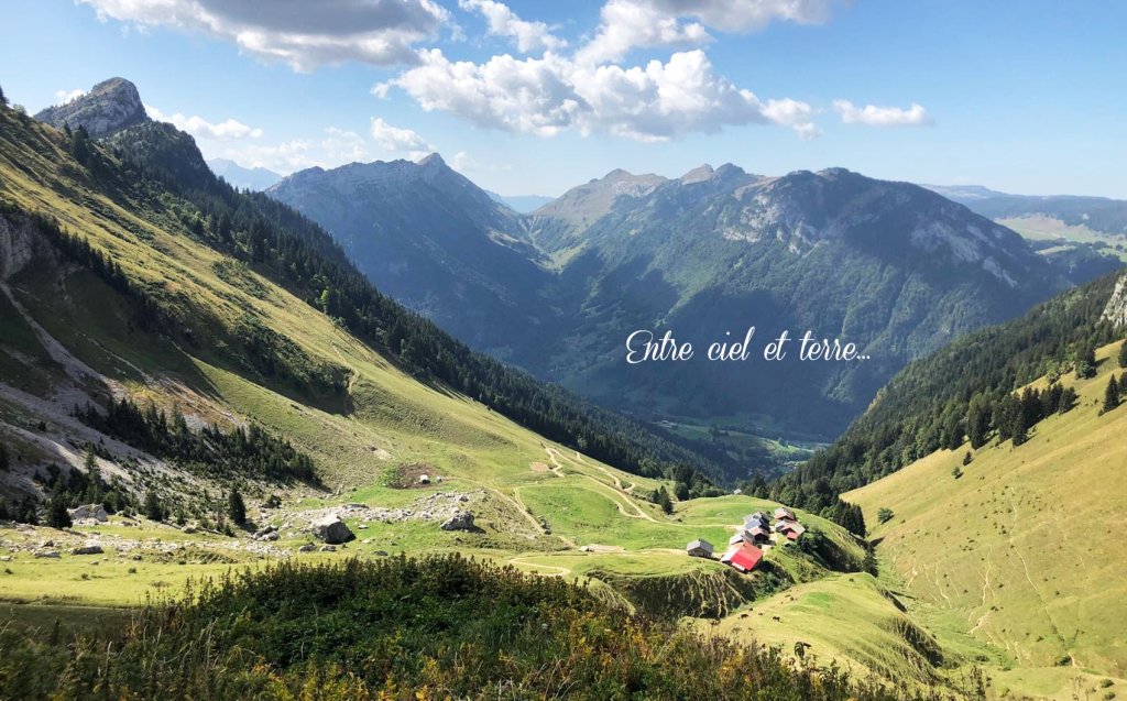 Vue montagne du chalet d'alpage le Sauthier dans les Alpes en Haute-Savoie à côté du Grand-Bornand en pleine nature